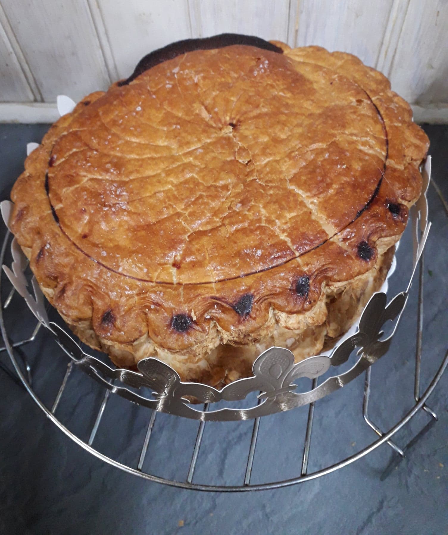 Galette des rois a la creme noisettes et aux fruits rouges